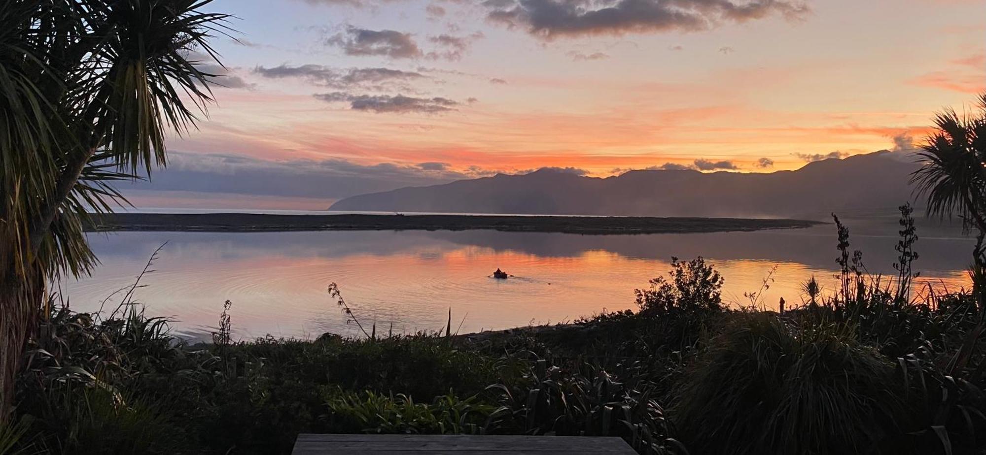 Lake Ferry Hotel Villas Pirinoa Luaran gambar