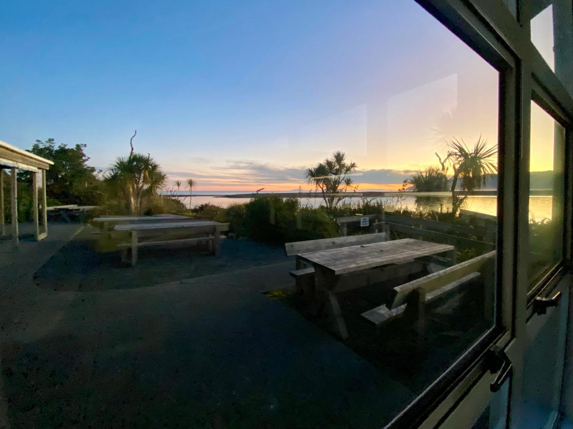 Lake Ferry Hotel Villas Pirinoa Luaran gambar